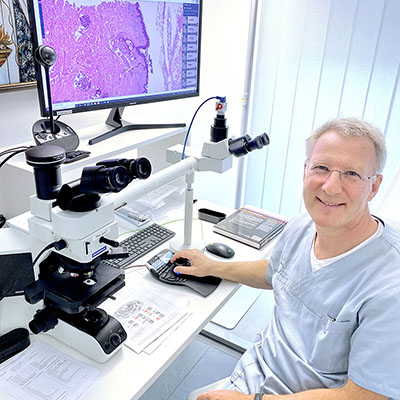 Prof. Thomas Dirschka an seinem Diagnostik-Arbeitsplatz