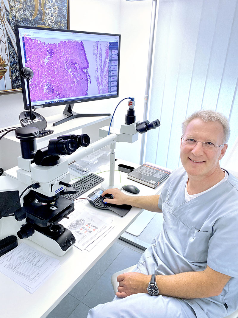 Prof. Thomas Dirschka an seinem Diagnostik-Arbeitsplatz