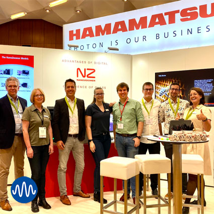 Das Team von Smart In Media am Messestand von Hamamatsu